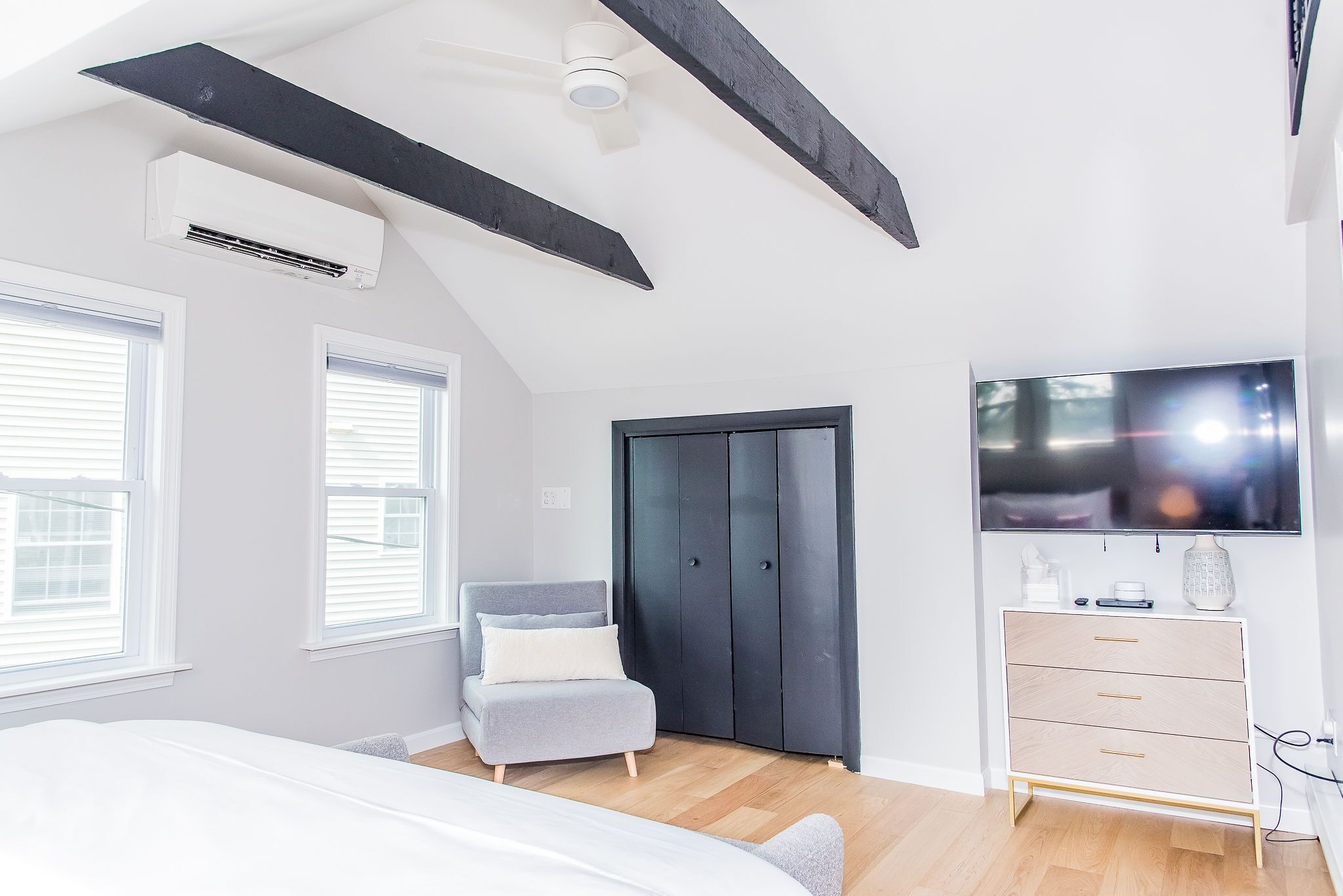 High Ceilings, Ceiling fan, AC and extra Twin Sleeper Chair plus Smart TV
